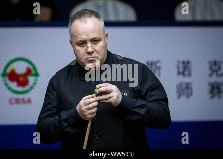 John Higgins della Scozia ritiene che un colpo di Barry Hawkins di Inghilterra al secondo round del 2019 Snooker Masters di Shanghai in Cina a Shanghai, 11 settembre 2019. Foto Stock