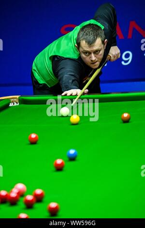 Mark Allen dell Irlanda del Nord gioca un colpo a Judd Trump di Inghilterra al quarti di 2019 Snooker Masters di Shanghai in Cina a Shanghai, 12 settembre 2019. Foto Stock