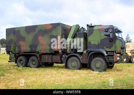 Militari carrello blindato dall esercito tedesco sorge su di un campo Foto Stock