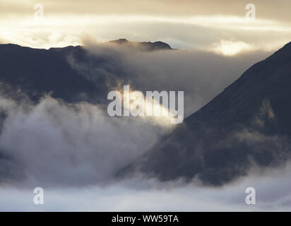 Inversione di cloud su Hartsop caudale con ormeggio a sinistra e centrale Dodd sulla destra nel distretto del lago. Foto Stock