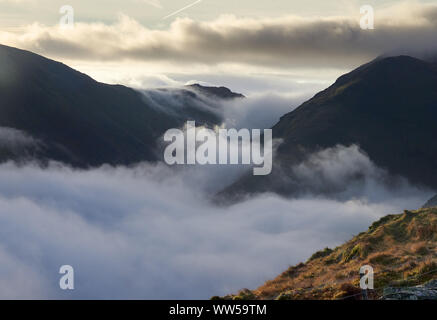 Inversione di cloud su Hartsop caudale con ormeggio a sinistra e centrale Dodd sulla destra nel distretto del lago. Foto Stock