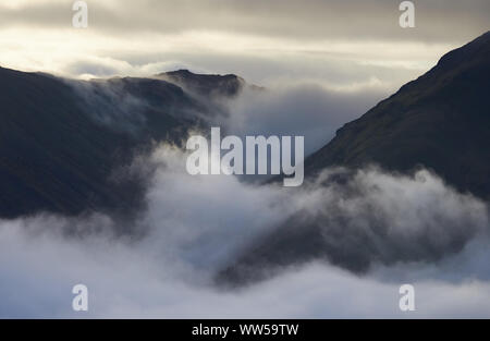 Inversione di cloud su Hartsop caudale con ormeggio a sinistra e centrale Dodd sulla destra nel distretto del lago. Foto Stock