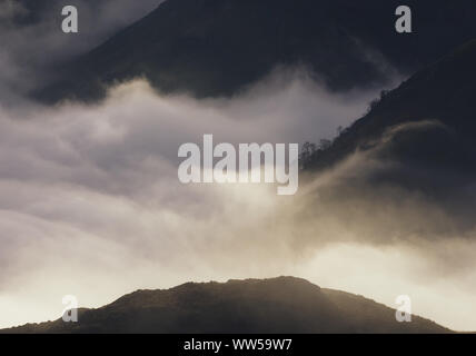 Inversione di cloud su Hartsop con medio Dodd sulla destra da Hartsop sopra come nel distretto del lago. Foto Stock