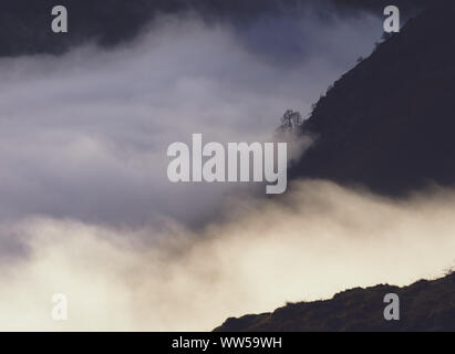 Inversione di cloud su Hartsop con medio Dodd sulla destra da Hartsop sopra come nel distretto del lago. Foto Stock