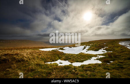 Viste attraverso le valli dello Yorkshire dal di sotto del vertice di Ingleborough d'inverno. Foto Stock