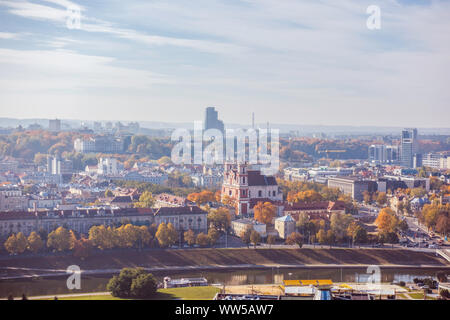 La Lituania, Vilnius cityscape nelle nebbiose giornate d'autunno Foto Stock