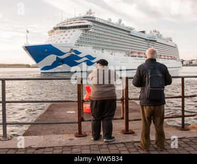 Cobh, Cork, Irlanda. Il 13 settembre 2019. John Jeffers e Dermot Cahill guardare la nave da crociera Regal Princess fare una manovra di rotazione prima di approdare alla acque profonde quay a Cobh, Co. Cork, Irlanda. Credito; David Creedon / Alamy Live News Foto Stock