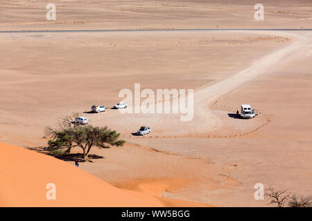 Area di parcheggio di fronte Dune 45 con veicoli fuoristrada, Sossusvlei, Namib Naukluft Park, Namibia Foto Stock