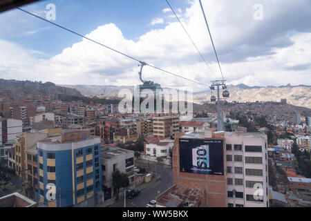 Funivia urbana del sistema di transito nella città di La Paz in Bolivia Foto Stock