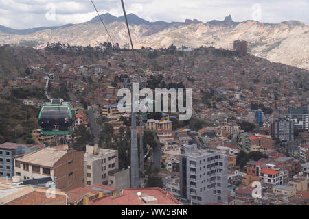 Funivia urbana del sistema di transito nella città di La Paz in Bolivia Foto Stock