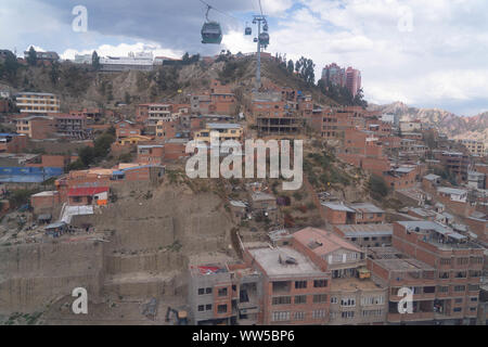 Funivia urbana del sistema di transito nella città di La Paz in Bolivia Foto Stock