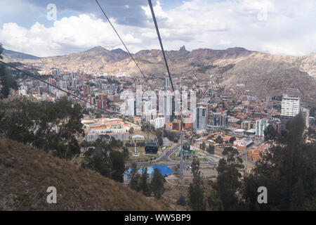 Funivia urbana del sistema di transito nella città di La Paz in Bolivia Foto Stock