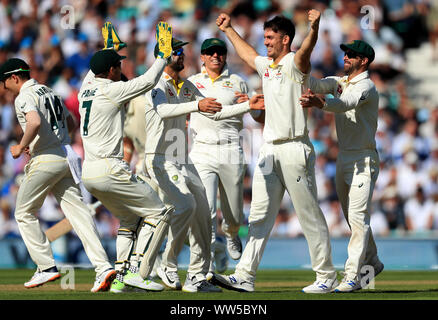 Australia la palude Mitchell (seconda a destra) celebra tenendo il paletto di Inghilterra del martinetto Leach durante il giorno due del quinto test match al ovale, Londra. Foto Stock