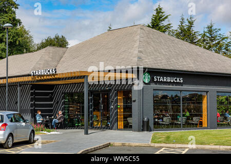Un ramo di strada di caffetterie Starbucks nel Northamptonshire Foto Stock