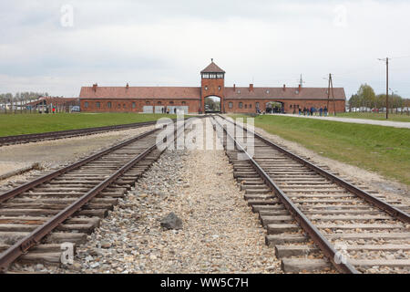 Gate, protezione principale e accedere ai binari, morte camp Auschwitz II-Birkenau, Auschwitz, Piccola Polonia, Polonia, Europa Foto Stock