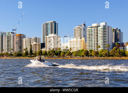 Barca veloce sul Fiume Swan lungo Riverside Drive - Perth, WA, Australia Foto Stock