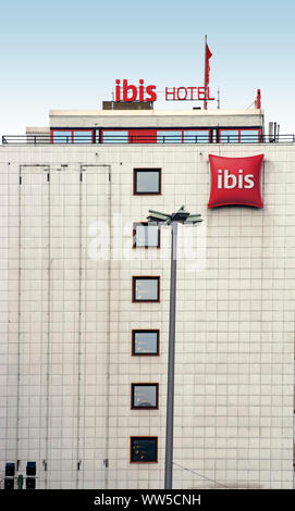 Una lanterna in piedi di fronte alla facciata dell'hotel Ibis Berlin Messe, Foto Stock