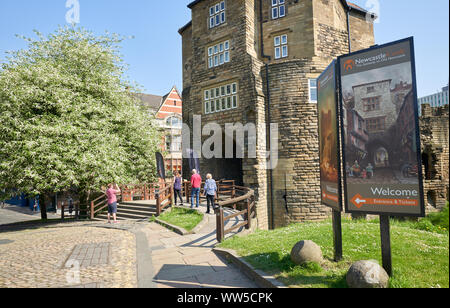NEWCASTLE UPON TYNE, Regno Unito - 08 maggio, 2018: Turisti in piedi al di fuori di un Newcastle fortezza medievale, il castello di mantenere e Porta Nera. Foto Stock