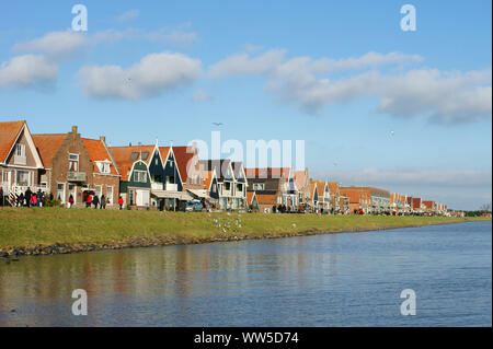 I visitatori e i turisti a piedi lungo la passeggiata della cittadina di Volendam in caso di bel tempo, Foto Stock