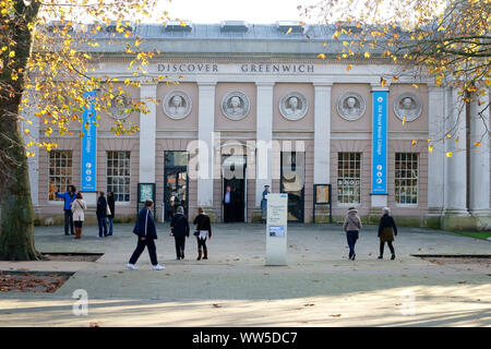 I visitatori e i turisti in piedi di fronte all'ufficio informazioni turistiche del Royal Naval College di Greenwich a Londra, Foto Stock