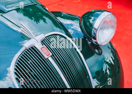 Lviv, Ucraina, 5 Giugno 2016: primo piano della vecchia verde vintage Fiat 500 Topolino auto rilasciato circa 1939 a Torino, Italia Foto Stock