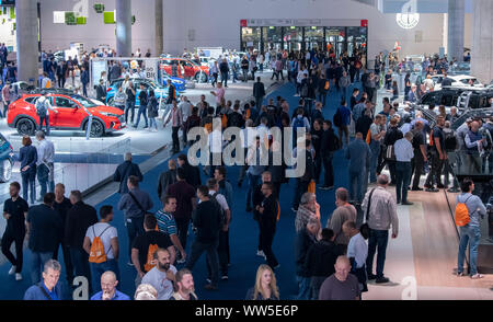 Francoforte, Germania. Xiii Sep, 2019. I visitatori della IAA a piedi attraverso una sala per esposizioni. Foto: Sila Stein/dpa Credito: dpa picture alliance/Alamy Live News Foto Stock