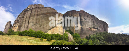 Immagine panoramica del paesaggio roccioso intorno Meteora Foto Stock