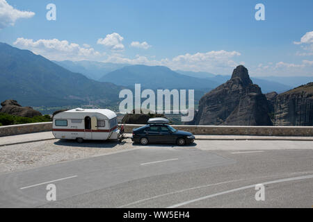 Immagine panoramica del paesaggio roccioso intorno Meteora con roulotte rimorchio su strada vuota Foto Stock