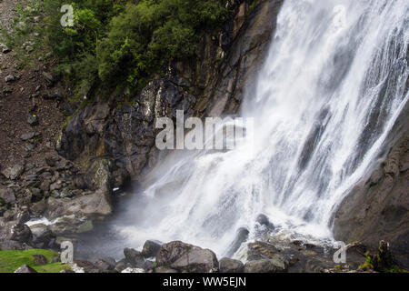 Che scorre veloce in acqua Aber Falls cascate Rhaeadr Fawr Dopo forti piogge in Coedydd Aber Parco Nazionale di Snowdonia. Abergwyngregyn Wales UK Foto Stock
