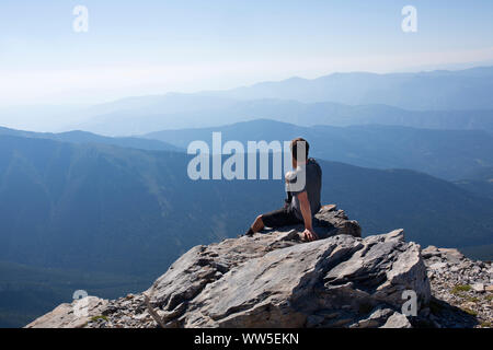 30-40 anni l'uomo al vertice di una catena montuosa Foto Stock