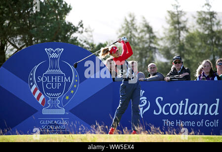 Il Team USA la Nelly Korda tees off xiv durante il match Foursomes il giorno uno del 2019 Solheim Cup a Gleneagles Golf Club, Auchterarder. Foto Stock