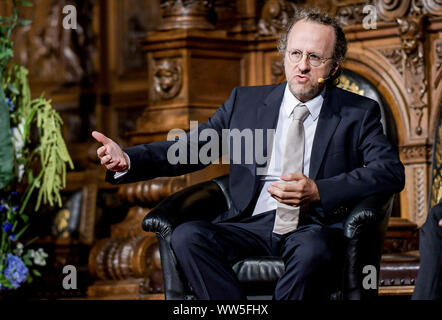 Amburgo, Germania. Xiii Sep, 2019. Bernhard Schölkopf, tedesco lo scienziato di computer presso l'Università di Tübingen, parla per la scienza europea nel corso della cerimonia di premiazione del premio Körber. Secondo la Fondazione Körber, il 51-anno-vecchio vincitore ha apportato un significativo contributo alla recente elevato voli di intelligenza artificiale (AI). La Körber premio viene assegnato a eminenti scienziati che lavorano in Europa per le loro attività di ricerca. Credito: Axel Heimken/dpa/Alamy Live News Foto Stock