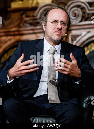 Amburgo, Germania. Xiii Sep, 2019. Bernhard Schölkopf, tedesco lo scienziato di computer presso l'Università di Tübingen, parla per la scienza europea nel corso della cerimonia di premiazione del premio Körber. Secondo la Fondazione Körber, il 51-anno-vecchio vincitore ha apportato un significativo contributo alla recente elevato voli di intelligenza artificiale (AI). La Körber premio viene assegnato a eminenti scienziati che lavorano in Europa per le loro attività di ricerca. Credito: Axel Heimken/dpa/Alamy Live News Foto Stock