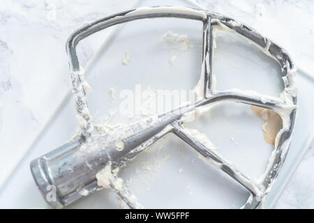 Pala per il fissaggio permanente di miscelatore cucina. Foto Stock