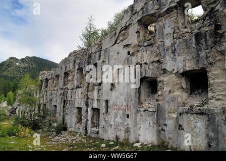 Trentino Alto Adige, Italia. Passo Vezzena le rovine del Forte Busa Verle.it era una fortezza austriaca durante la prima guerra mondiale. Foto Stock