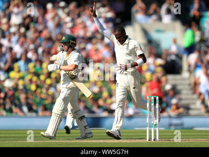 L'Inghilterra del Jofra Archer (destra) celebra il paletto dell'Australia Marcus Harris durante il giorno due del quinto test match al ovale, Londra. Foto Stock