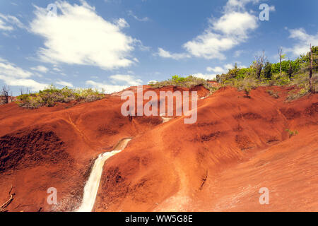 Paesaggio di montagna con cascata nell'entroterra, Waimea, Kauai, Hawaii, STATI UNITI D'AMERICA Foto Stock
