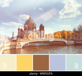 Corrispondenza di colore dalla tavolozza tonica immagine della cattedrale di Berlino con un ponte sul fiume Sprea in autunno Foto Stock