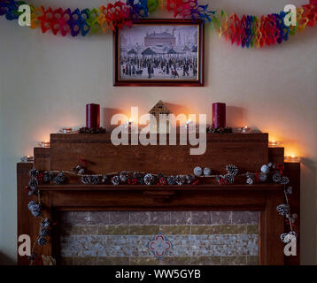 NEWCASTLE UPON TYNE, Regno Unito - 25 dicembre 2016: le decorazioni di Natale appesa sopra un caminetto con candele accese a Natale. Foto Stock
