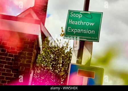 London, Regno Unito - 1 Settembre 2019: segni di protesta a Harmondsworth contro una terza pista vicino a Heathrow. L'espansione distruggerebbe gran parte del villaggio. Foto Stock