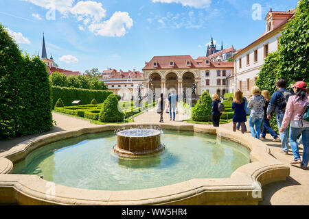 Praga, Repubblica Ceca - 16 Maggio 2017: Turisti in Repubblica Ceca Senato nel giardino del palazzo di Waldstein a Praga. Foto Stock