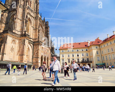 Praga, Repubblica Ceca - 17 Maggio 2017: i turisti al Castello di Praga, la Cattedrale di San Vito nella città vecchia di Praga. Foto Stock