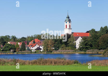 Vista sulla Zellersee alla chiesa parrocchiale di San Gallus e Ulrich, Kisslegg, Alta Svevia, Baden-Wuerttemberg, Germania Foto Stock
