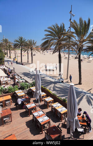 Ristorante presso la spiaggia di Barceloneta, Porto Olimpico di Barcellona, in Catalogna, Spagna Foto Stock