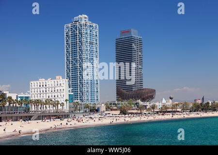 Barceloneta Beach, Port Olimpic Torre Mapfre, Arts Tower Peix, pesci scultura di Frank Owen Gehry, Barcellona, in Catalogna, Spagna Foto Stock