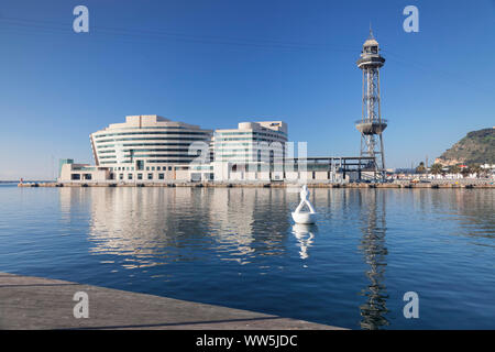 Port Vell con il World Trade Center, Torre de Sant Jaume I, nuoto Miraestels scultura da Robert LLimos, Barcellona, in Catalogna, Spagna Foto Stock