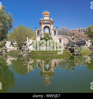 La Cascada, fontana con quadriga de l'Auroa, architetto Josep Fontsere, Parc de la Ciutadella, Barcellona, in Catalogna, Spagna Foto Stock