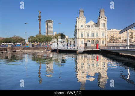 Port Vell con Rambla del Mar e Columbus colonna, Monument a Colom, Barcellona, in Catalogna, Spagna Foto Stock