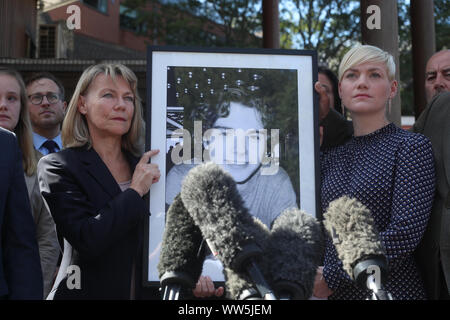 La famiglia di Owen Cary (da sinistra a destra) madre Moira e suor Emma Kocher, al di fuori di Southwark Coroner la Corte a seguito della sentenza a sua inchiesta che egli è stata indotta a credere che non vi erano gli allergeni nel suo pasto al Byron hamburger ristorante. Signor Carey, 18, non si erano accorti che il pollo era stato marinato nel latticello e crollò e morì di grave cibo-indotta anafilassi. Foto Stock