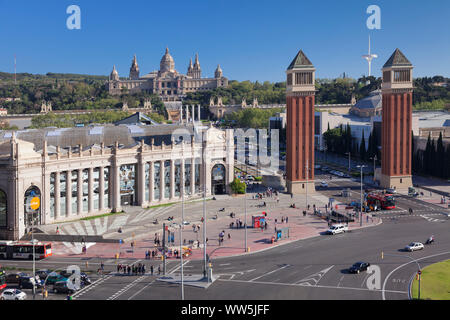 Vista al di sopra del Plaça d'Espanya (Placa de Espana) per Palau Nacional/Museu Nacional d'Art de Catalunya, Barcelona, Catalogna, Spagna Foto Stock